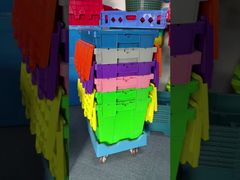 Wie man Kunststoffkisten mit Deckeln auf Rollwagen stapelt, um den Lagerbetrieb zu beschleunigen