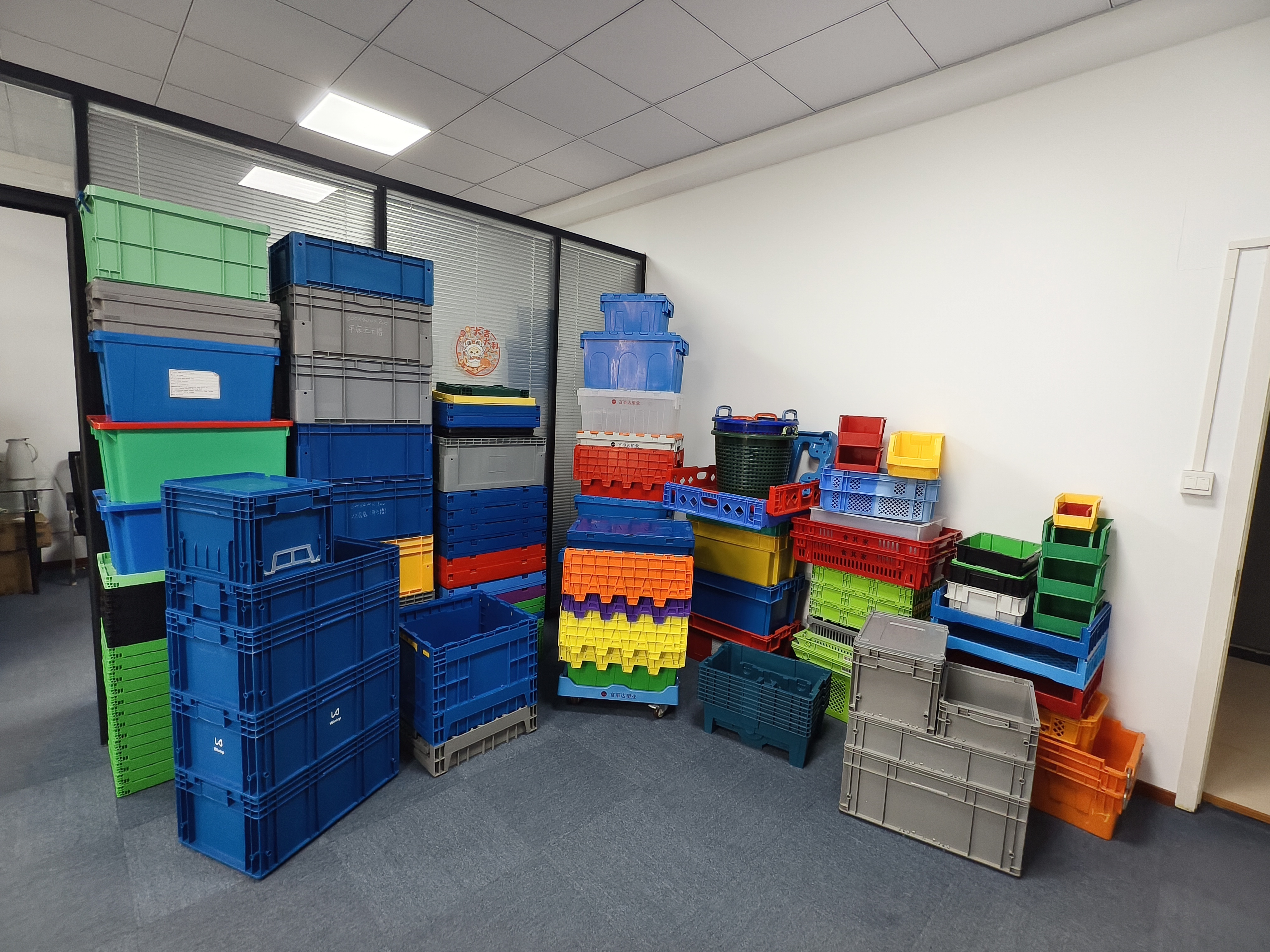 Neueste Unternehmensblogs über Smart Logistics Era: How Do Plastic Turnover Boxes Integrate with Warehouse Management Systems?