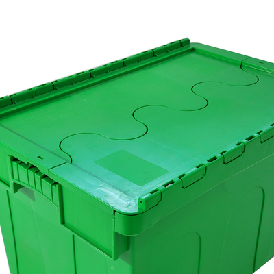 Große Plastikkartons mit Deckel, die in Logistikkartons nisten